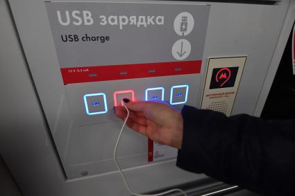 Москва. USB зарядка в вагоне нового поезда 765-й серии `Москва`, запущенного на Таганско-Краснопресненской линии метро.