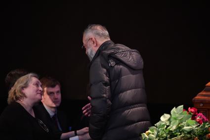 Москва. Вдова Е. Евтушенко Мария Новикова и первый вице-президент Российского географического общества, исследователь Арктики и Антарктики Артур Чилингаров (справа) во время гражданской панихиды по поэту Евгению Евтушенко в Центральном доме литераторов на Большой Никитской.