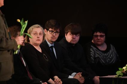 Москва. Вдова Е. Евтушенко Мария Новикова, сыновья Е. Евтушенко Евгений и Дмитрий (слева направо) во время гражданской панихиды по поэту Евгению Евтушенко в Центральном доме литераторов на Большой Никитской.
