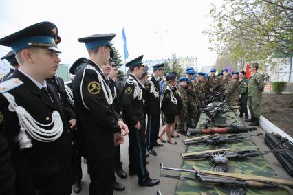 Ставрополь. Кадеты школы имени генерала Ермолова во время проведения Дня призывника  на территории 247-го гвардейского десантно-штурмового полка .