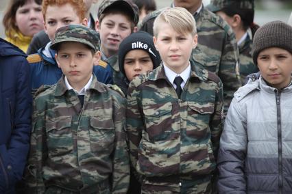 Ставрополь. Ученики кадетских школ во время проведения Дня призывника на территории 247-го гвардейского десантно-штурмового полка .