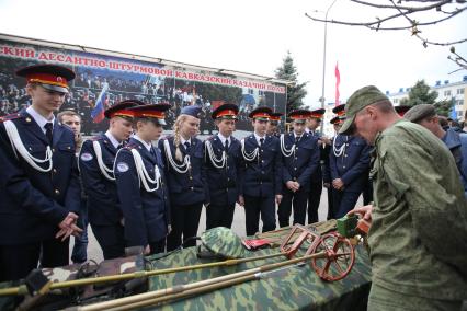 Ставрополь. Курсанты во время проведения Дня призывника  на территории 247-го гвардейского десантно-штурмового полка .