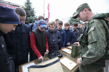 Ставрополь.  Учашиеся школ во время проведения Дня призывника  на территории 247-го гвардейского десантно-штурмового полка .