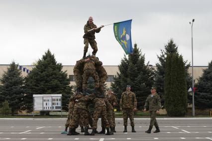 Ставрополь.   Показательные выступления десантников во время проведения Дня призывника на территории 247-го гвардейского десантно-штурмового полка .