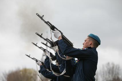 Ставрополь.   Показательные выступления десантников во время проведения Дня призывника на территории 247-го гвардейского десантно-штурмового полка .