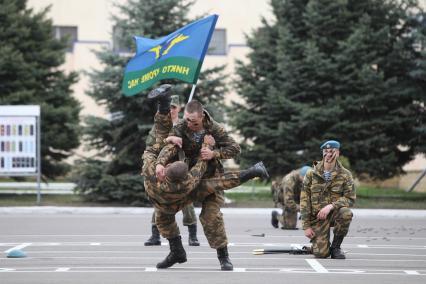 Ставрополь.   Показательные выступления десантников во время проведения Дня призывника на территории 247-го гвардейского десантно-штурмового полка .