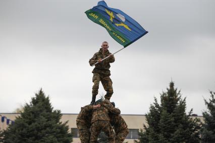 Ставрополь.   Показательные выступления десантников во время проведения Дня призывника на территории 247-го гвардейского десантно-штурмового полка .