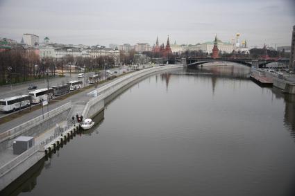 Москва.  Вид на Кремль и Большой Каменный мост с  Патриаршего моста.