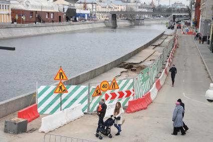 Москва. Дорожные работы на Якиманской набережной.