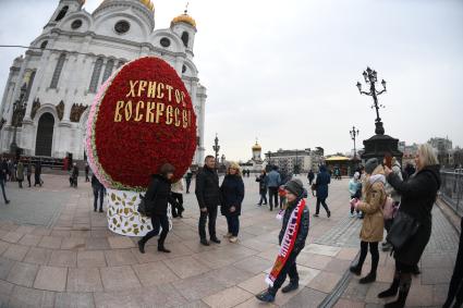 Москва.  Гигантское  яйцо  на площади перед Храмом Христа Спасителя.