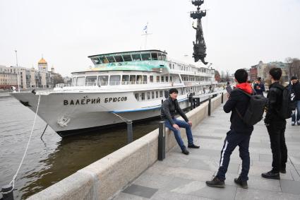 Москва.  Молодые люди фотографируются у теплохода  `Валерий Брюсов` , пришвартованного у Крымской набережной у парка `Музеон`.