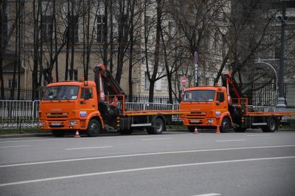 Москва.  Эвакуаторы на улице города.