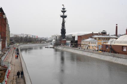 Москва.  Вид на памятник  Петру  I  и  Центральный дом художника  с  Патриаршего моста.