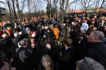 Поселок Переделкино. Во время похорон поэта Евгения Евтушенко.