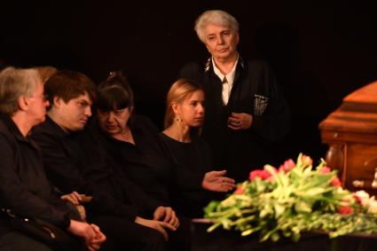 Москва. Сын Е. Евтушенко Дмитрий, сестра Е. Евтушенко Елена (слева направо) и президент Русского благотворительного фонда Александра Солженицына Наталия Солженицына (справа) во время гражданской панихиды по поэту Евгению Евтушенко в Центральном доме литераторов на Большой Никитской.