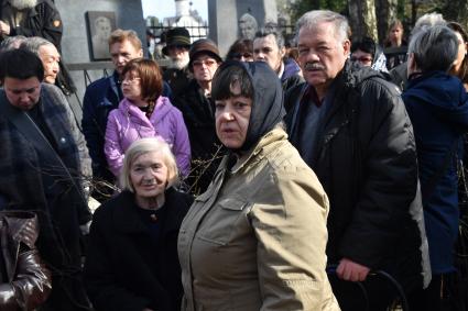 Поселок Переделкино. Сестра Е.Евтушенко Елена (вторая справа) и заместитель редактора отдела международной и внутренней политики `Комсомольской правды` Александр Гамов (справа) во время похорон поэта Евгения Евтушенко.