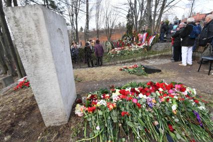 Поселок Переделкино. Могилы писателя Б.Пастернака (на первом плане) и поэта Евгения Евтушенко (на втором плане).