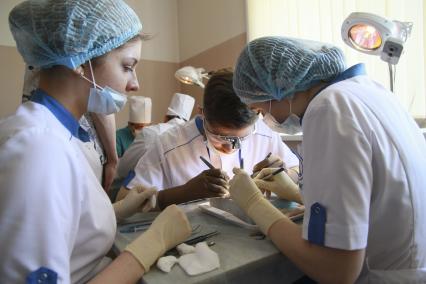Барнаул. Студентки медицинского вуза проводят хирургическую операцию во время соревнований на хирургической олимпиаде.