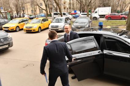 Москва. Министр РФ по развитию Дальнего Востока Александр Галушка (справа)  у редакции ИД `Комсомольская правда`.