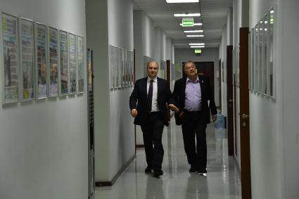 Москва. Министр РФ по развитию Дальнего Востока Александр Галушка и заместитель редактора отдела международной и внутренней политики `Комсомольской правды` Александр Гамов (слева направо) в редакции `Комсомольской правды`.