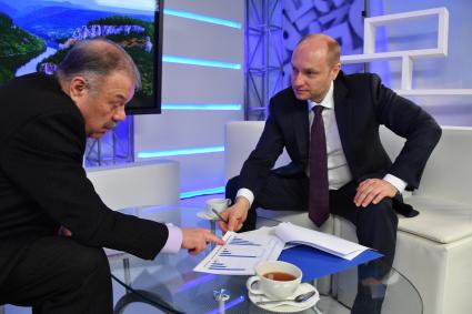 Москва. Заместитель редактора отдела международной и внутренней политики `Комсомольской правды` Александр Гамов и министр РФ по развитию Дальнего Востока Александр Галушка (слева направо) в редакции `Комсомольской правды`.