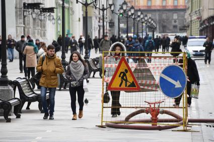 Москва.   Пешеходы на Никольской улице.