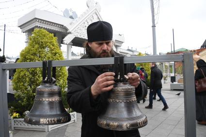 Москва.  Мобильная  звонница на  площади Революции  в рамках фестиваля `Пасхальный дар`.