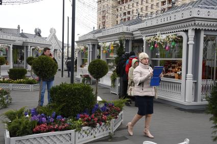 Москва.  Посетители на ярмарке, организованной на  площади Революции  в рамках фестиваля `Пасхальный дар`.