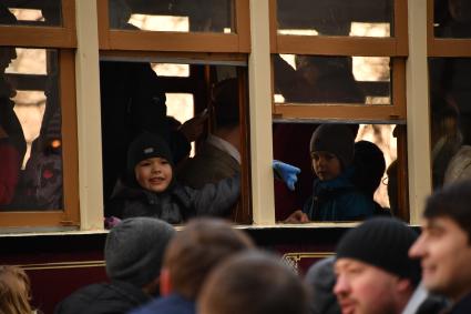 Москва. Жители города во время парада трамваев, посвященного 118 - летию трамвайного движения в столице на Чистопрудном бульваре.