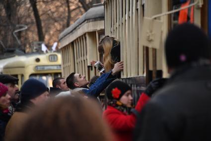 Москва. Жители города во время парада трамваев, посвященного 118 - летию трамвайного движения в столице на Чистопрудном бульваре.