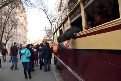 Москва. Жители города во время парада трамваев, посвященного 118 - летию трамвайного движения в столице на Чистопрудном бульваре.