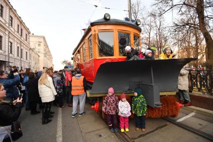 Москва. Жители города во время парада трамваев, посвященного 118 - летию трамвайного движения в столице на Чистопрудном бульваре.