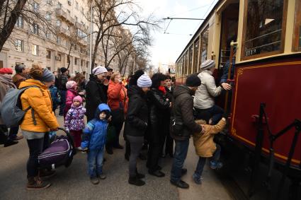 Москва. Жители города во время парада трамваев, посвященного 118 - летию трамвайного движения в столице на Чистопрудном бульваре.