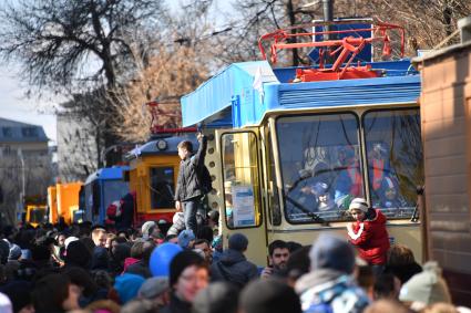 Москва. Жители города во время парада трамваев, посвященного 118 - летию трамвайного движения в столице на Чистопрудном бульваре.