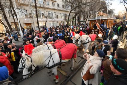 Москва. Вагон конно-железной городской дороги `Конка` во время парада трамваев, посвященного 118 - летию трамвайного движения в столице на Чистопрудном бульваре.