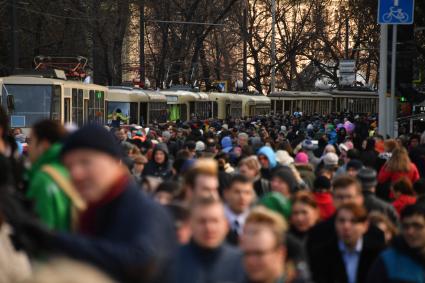 Москва. Жители города во время парада трамваев, посвященного 118 - летию трамвайного движения в столице на Чистопрудном бульваре.