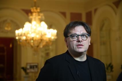 Москва. Режиссер Валерий Тодоровский перед премьерой своего фильма `Большой` в Большом театре.