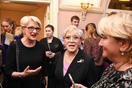 Москва. Актриса Алиса Фрейндлих (в центре) перед премьерой фильма `Большой` режиссера В.Тодоровского в Большом театре.