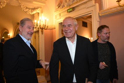 Москва. Актеры Вениамин Смехов и Сергей Гармаш (слева направо) перед премьерой фильма `Большой` режиссера В.Тодоровского в Большом театре.