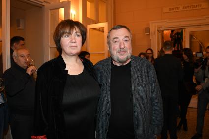 Москва.   Режиссер Павел Лунгин с супругой Еленой перед премьерой фильма `Большой` режиссера В.Тодоровского в Большом театре.