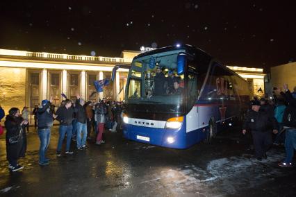 Санкт-Петербург. Болельщики  хоккейного клуба СКА  приветствуют автобус с командой, ставшей  обладательницей  Кубка Гагарина, в   аэропорту  Пулково.