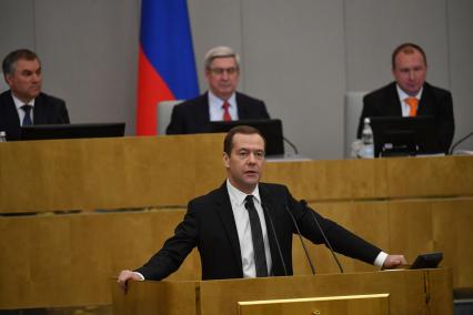 Москва.  Премьер-министр РФ Дмитрий Медведев (в центре) на пленарном заседании Государственной думы РФ во время выступления с отчетом о результатах деятельности правительства РФ за 2016 год.