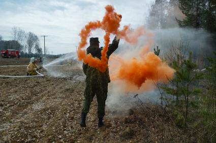 Свердловская область. Совместные учения МЧС и армии по тушению лесных пожаров вблизи склада боеприпасов