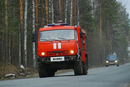 Свердловская область. Оператор управляет многофункциональным робототехническим комплексом пожаротушения среднего класса \'Ель-4\' в гараже пожарной части на территории склада боеприпасов. Совместные учения МЧС и армии по тушению лесных пожаров вблизи склада боеприпасов