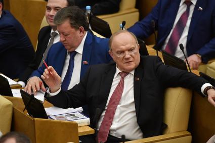 Москва. Лидер КПРФ, член комитета Госдумы РФ по делам СНГ, евразийской интеграции и связям с соотечественниками Геннадий Зюганов (справа) на пленарном заседании Государственной думы РФ.