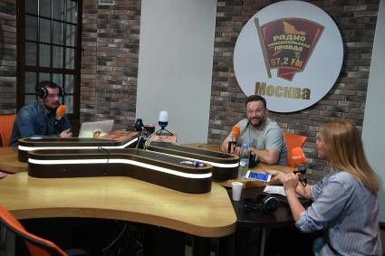 Москва. Отец видеоблогера Саши Спилберг, основатель агентства Z-agency, продюсирующего популярных видеоблогеров, Александр Балковский (Папа Спилберг) и корреспондент `Комсомольской правды` Валентин Алфимов (слева) на радиостанции `Комсомольская правда`.