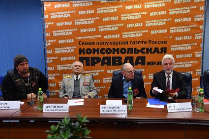 Москва. Встреча ветеранов - участников исторического Парада Победы 1945 года с журналистами и организаторами мотомарша `Дороги Победы - на Берлин 2017`. Президент Всероссийского мотоклуба `Ночные Волки` Александр Залдостанов (Хирург), генерал, Герой Советского Союза, участник Парада Победы 1945 года Анатолий Артеменко, полковник, участник Парада Победы Дмитрий Епифанов и координатор участников `Парада Победы`, автор книги `Победители и Наследники` Николай Над (Добрюха) (слева направо) в редакции `Комсомольской правды`.