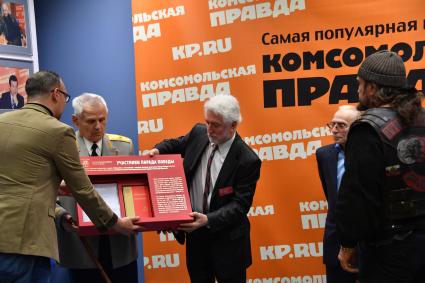 Москва. Презентация подарочного издания Списков участников Парада Победы 24 июня 1945 года в Москве, которые подготовили `Комсомольская правда` и координатор участников `Парада Победы` Николай Над (Добрюха). Слева направо: ведущий программ на радио `Комсомольская правда` Михаил Антонов, генерал, Герой Советского Союза, участник Парада Победы 1945 года Анатолий Артеменко, автор книги `Победители и Наследники` Николай Над (Добрюха), полковник, участник Парада Победы Дмитрий Епифанов и президент Всероссийского мотоклуба `Ночные Волки` Александр Залдостанов (Хирург) в редакции `Комсомольской правды`.