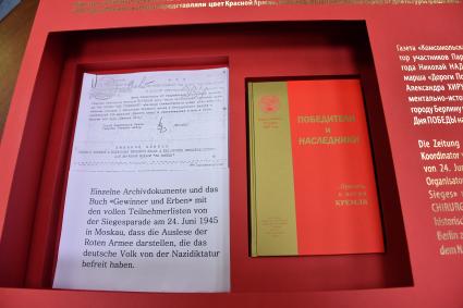 Москва. Презентация в редакции `Комсомольской правды` подарочного издания Списков участников Парада Победы 24 июня 1945 года в Москве, которые подготовили `Комсомольская правда` и координатор участников `Парада Победы` Николай Над (Добрюха).