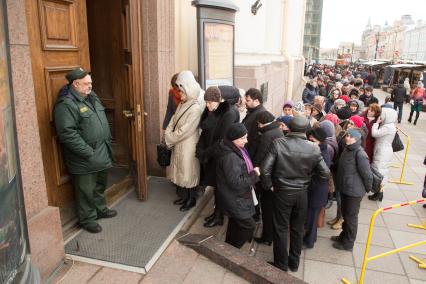 Санкт-Петербург.  Очередь на выставку `Иван Айвазовский. К 200-летию со дня рождения` в Русский музей на набережной канала Грибоедова.